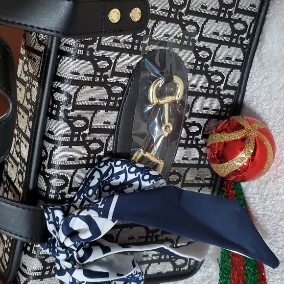 Ladies Fashionable Handbag  - $75 NWT - Picture 3 of 6